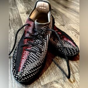 Men’s Yeezy Boost 350 V2 sneaker